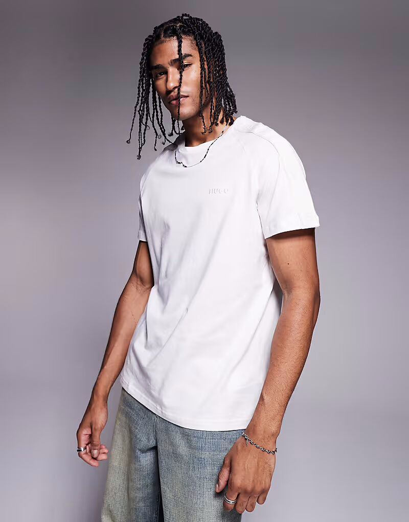 Футболка HUGO RED Liam с логотипом, пришитым лентой, в кремово-белом цвете
Футболка HUGO RED Liam с логотипом, пришитым лентой, в кремово-белом цвете