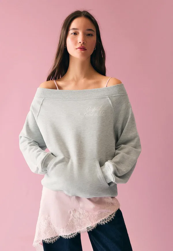 Свитшот с вырезом «бардо», украшенным стразами. Bershka, Dark Grey, Серый, Свитшот с вырезом «бардо», украшенным стразами. Bershka, Dark Grey
Свитшот с вырезом «бардо», украшенным стразами. Bershka, Dark Grey, Серый, Свитшот с вырезом «бардо», украшенным стразами. Bershka, Dark Grey
