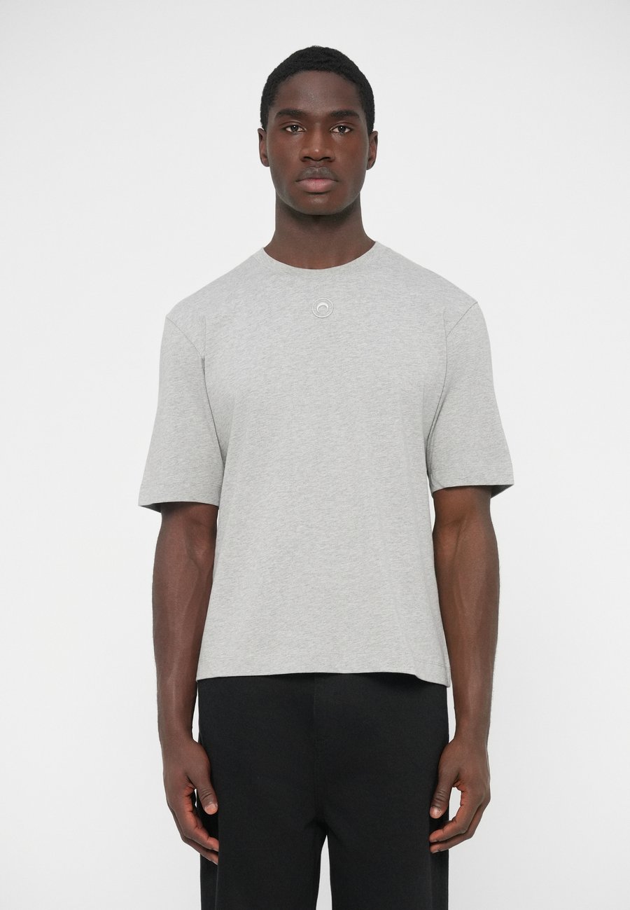 Футболка MARINE SERRE MOON LOGO, Grey/Light Grey, Серый, Футболка MARINE SERRE MOON LOGO, Grey/Light Grey
Футболка MARINE SERRE MOON LOGO, Grey/Light Grey, Серый, Футболка MARINE SERRE MOON LOGO, Grey/Light Grey