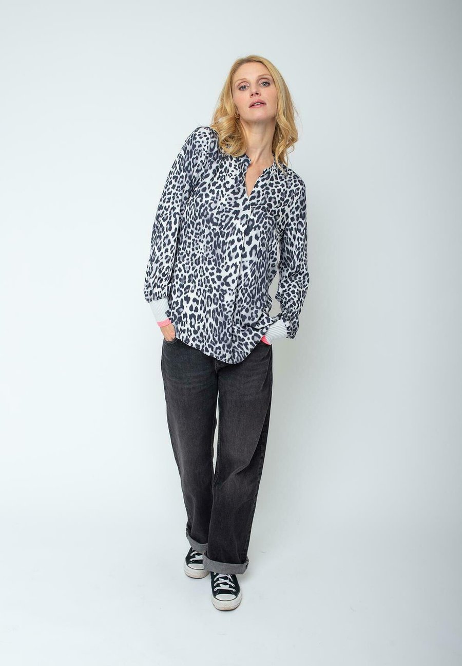 Блуза Emily van den Bergh Blouse, Grey Leo/Grey
Блуза Emily van den Bergh Blouse, Grey Leo/Grey