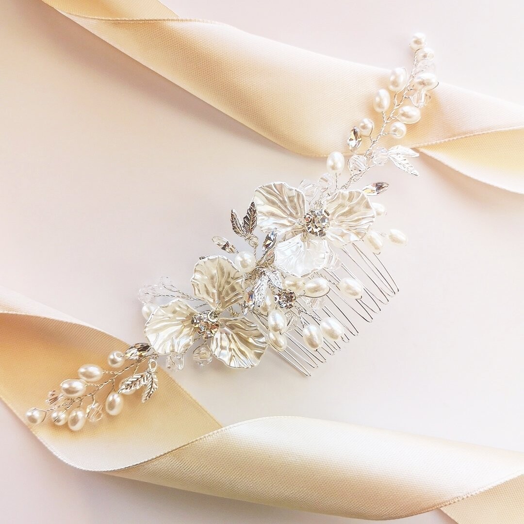 Коконет, серебряный свадебный гребень, цветы, кристаллы, украшение свадебной прически Kokonet
Коконет, серебряный свадебный гребень, цветы, кристаллы, украшение свадебной прически Kokonet