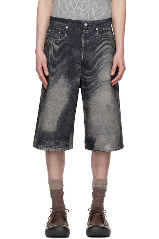 Джинсовые шорты с черно-серым принтом Distorted CAMPERLAB
Джинсовые шорты с черно-серым принтом Distorted CAMPERLAB