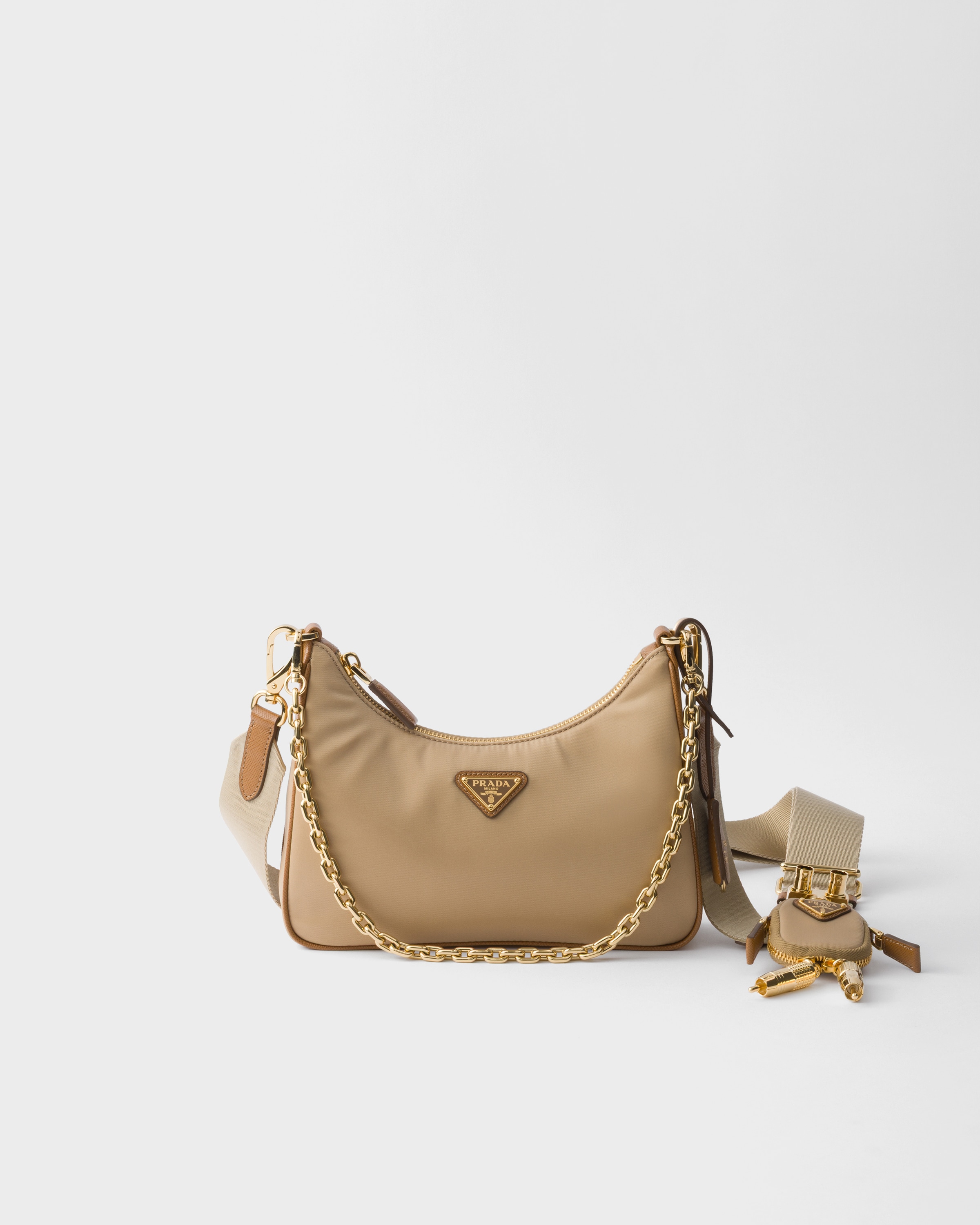 Сумка Prada Re-Edition 2005 из переработанного нейлона и кожи сафьяно с подвеской, бежевый
Сумка Prada Re-Edition 2005 из переработанного нейлона и кожи сафьяно с подвеской, бежевый