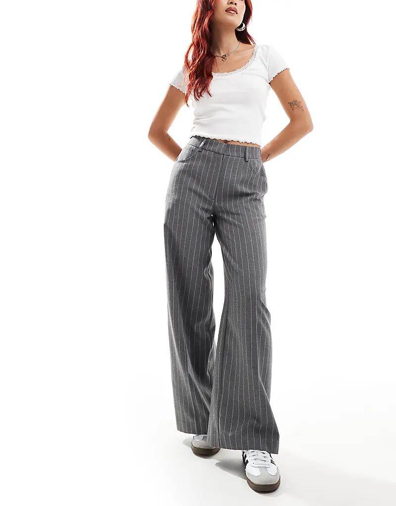 Свободные брюки для папы с 5 карманами в серую полоску ASOS DESIGN
Свободные брюки для папы с 5 карманами в серую полоску ASOS DESIGN