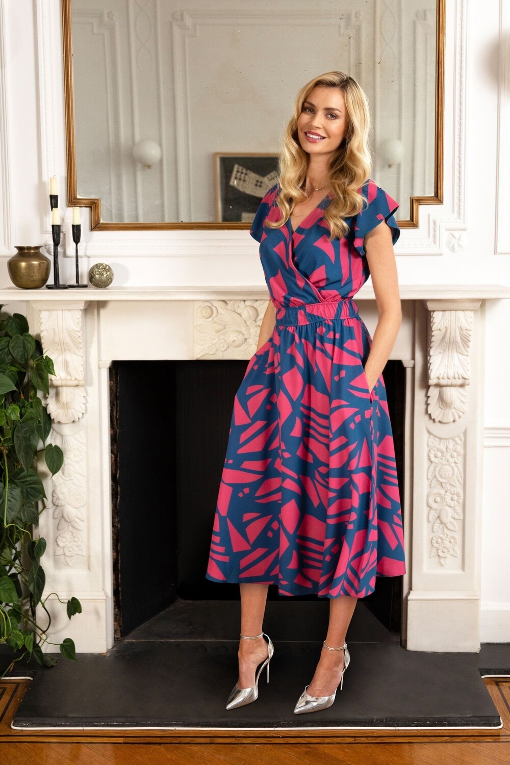 Миниатюрное розовое шифоновое платье миди Hot Squash, розовый 
Миниатюрное розовое шифоновое платье миди Hot Squash, розовый