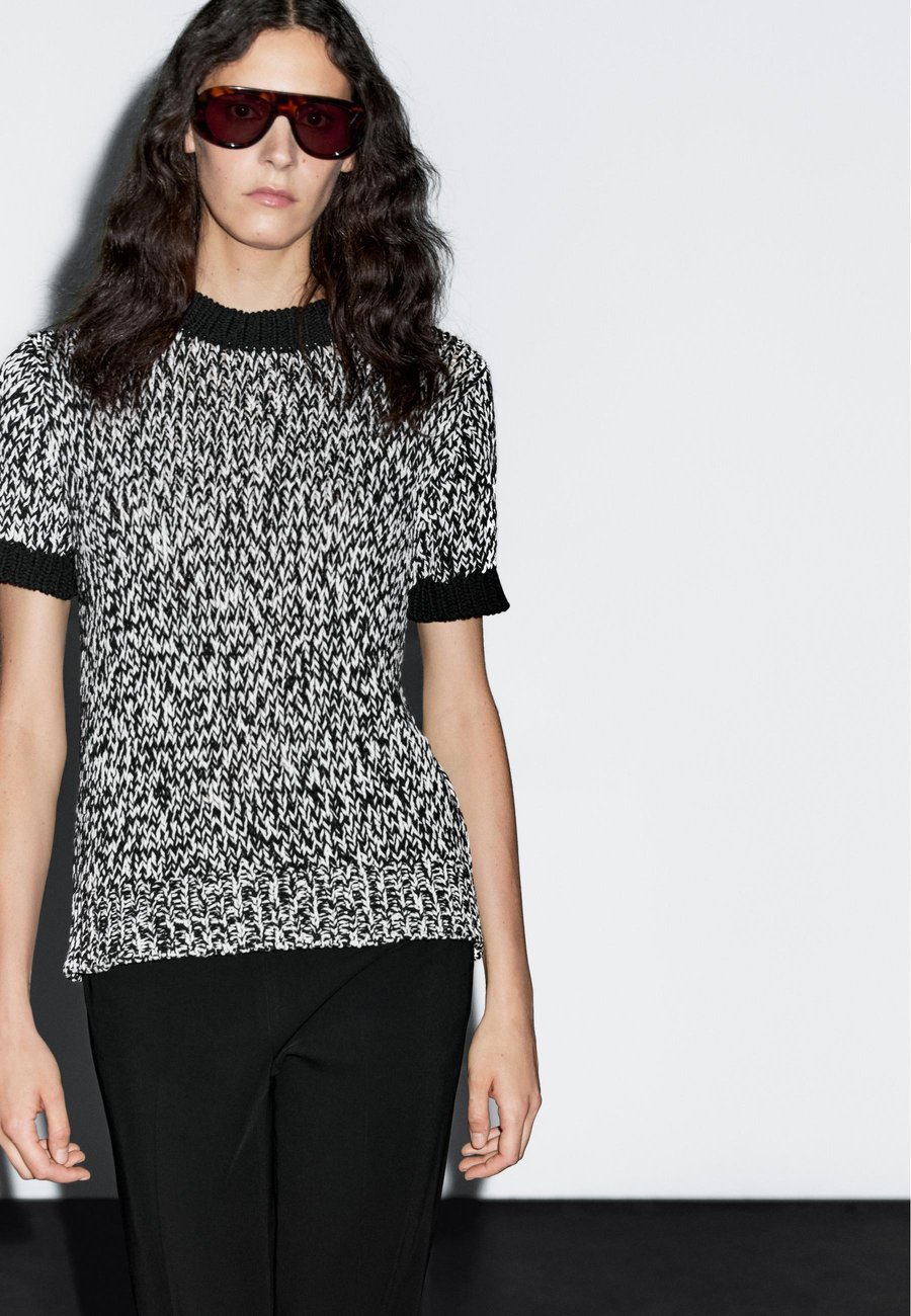 Джемпер Massimo Dutti SHORT SLEEVE WITH CREW NECK, Black
Джемпер Massimo Dutti SHORT SLEEVE WITH CREW NECK, Black