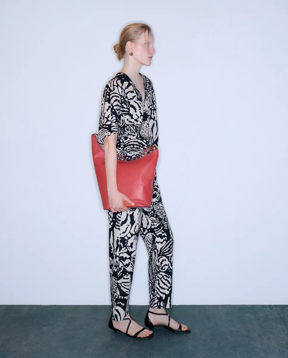 Женский топ с V-образным вырезом и складками Woman Limited El Corte Inglés, черный
Женский топ с V-образным вырезом и складками Woman Limited El Corte Inglés, черный