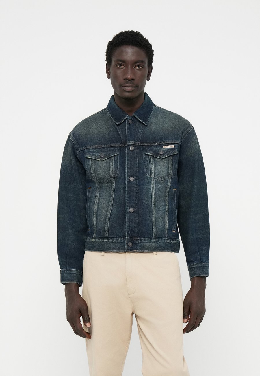 Куртка Calvin Klein Jeans SCARBOROUGH TRUCKER, Scarborough/Dark-Blue Denim
Куртка Calvin Klein Jeans SCARBOROUGH TRUCKER, Scarborough/Dark-Blue Denim