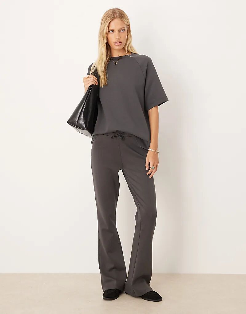 Расклешенные брюки-джоггеры ASOS DESIGN из комбинезона в антрацитовом цвете
Расклешенные брюки-джоггеры ASOS DESIGN из комбинезона в антрацитовом цвете