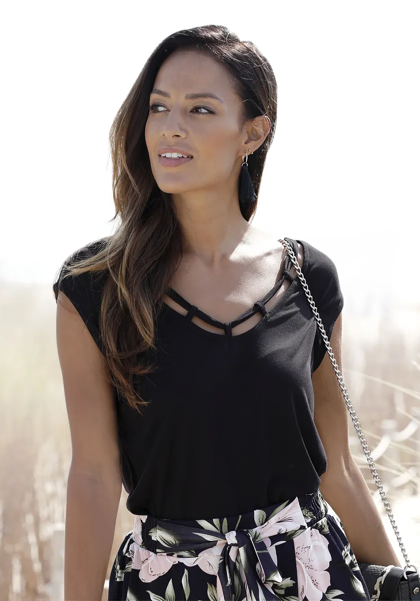 Футболка S.Oliver, с декоративными лентами по вырезу, рубашка с короткими рукавами, летняя, черный
Футболка S.Oliver, с декоративными лентами по вырезу, рубашка с короткими рукавами, летняя, черный