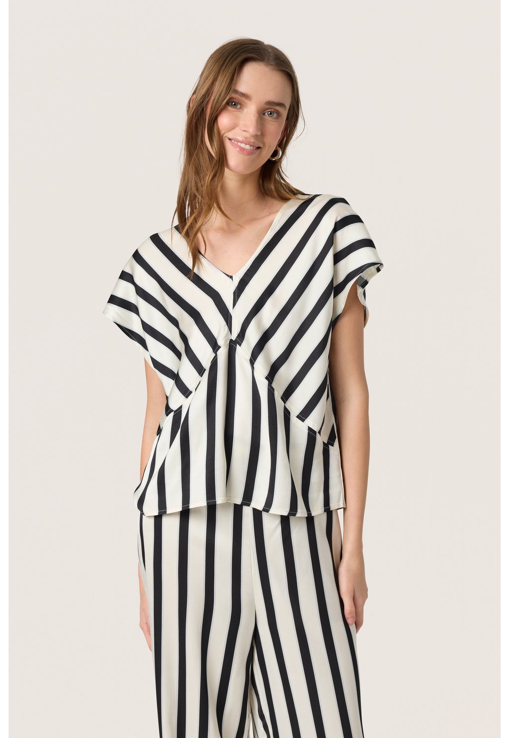 Футболка с принтом Blouse Soaked in Luxury, мультиколор
Футболка с принтом Blouse Soaked in Luxury, мультиколор