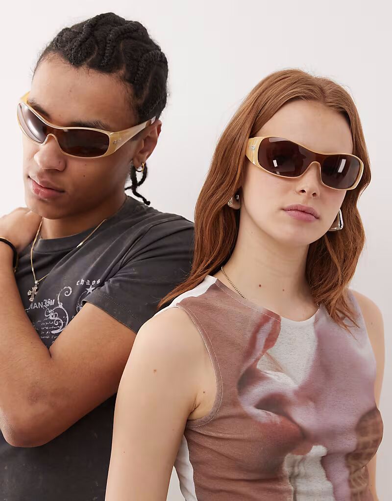 Солнцезащитные очки Reclaimed Vintage унисекс в тональную оправу с фирменной символикой
Солнцезащитные очки Reclaimed Vintage унисекс в тональную оправу с фирменной символикой