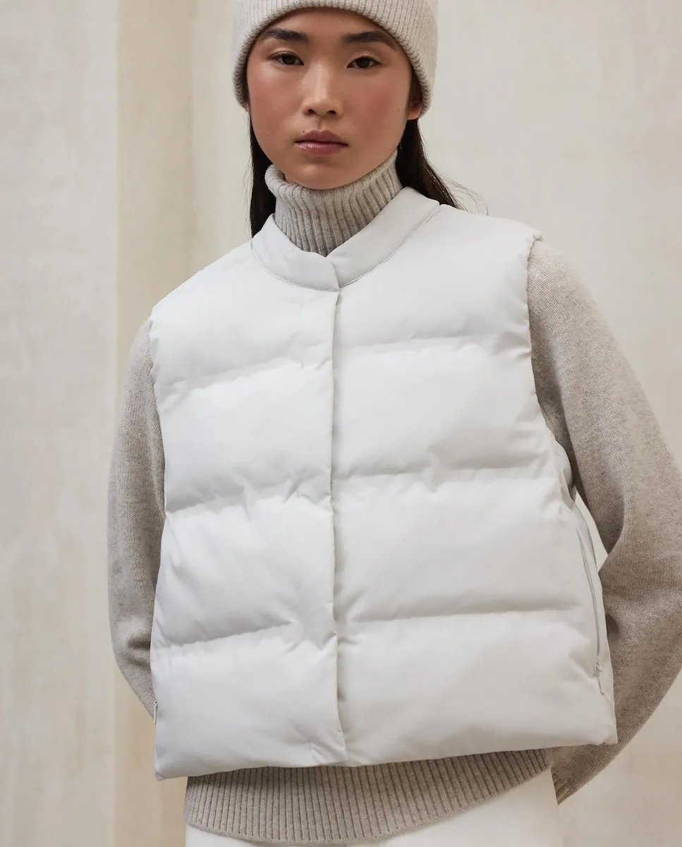 Женский жилет с скрытой застежкой и боковыми карманами на молнии Ecoalf, светло-серый
Женский жилет с скрытой застежкой и боковыми карманами на молнии Ecoalf, светло-серый