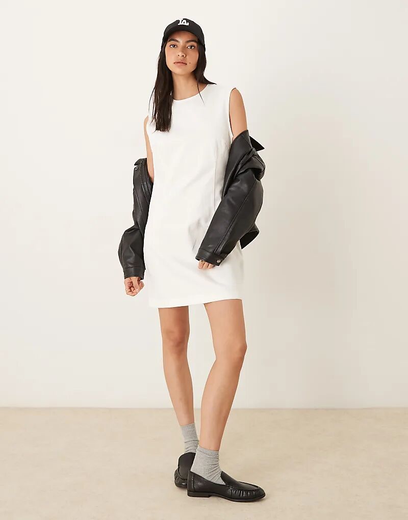 Мини-платье Calvin Klein Jeans с короткими рукавами и высоким воротом белого цвета
Мини-платье Calvin Klein Jeans с короткими рукавами и высоким воротом белого цвета