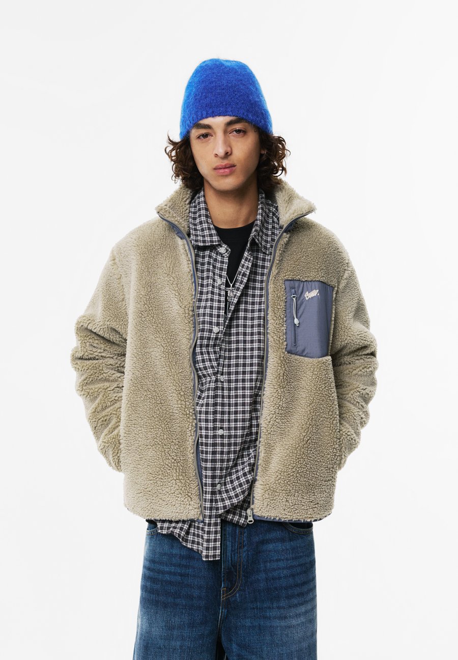 Флисовая куртка PULL&BEAR Fleece jacket, Beige
Флисовая куртка PULL&BEAR Fleece jacket, Beige