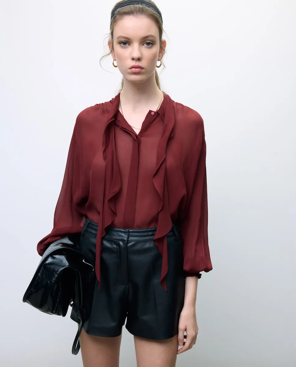 Женская блузка с длинным рукавом, с завязкой и воланом Tintoretto, баклажановый
Женская блузка с длинным рукавом, с завязкой и воланом Tintoretto, баклажановый