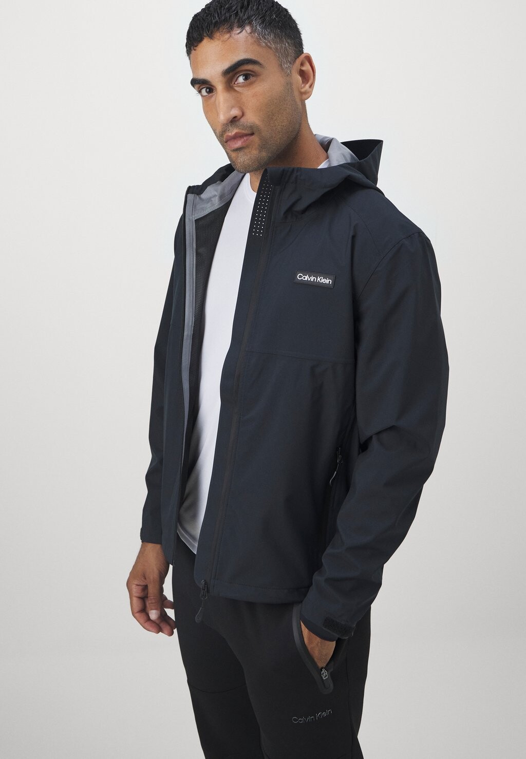 Водонепроницаемая куртка FEATHER DRY WATERPROOF SHELL JACKET Calvin Klein Golf, черный
Водонепроницаемая куртка FEATHER DRY WATERPROOF SHELL JACKET Calvin Klein Golf, черный