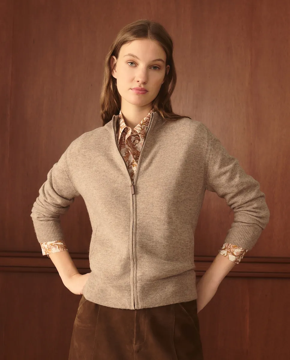 Женский кардиган из гладкого кашемира с длинными рукавами Lloyd's, бежево-серый
Женский кардиган из гладкого кашемира с длинными рукавами Lloyd's, бежево-серый