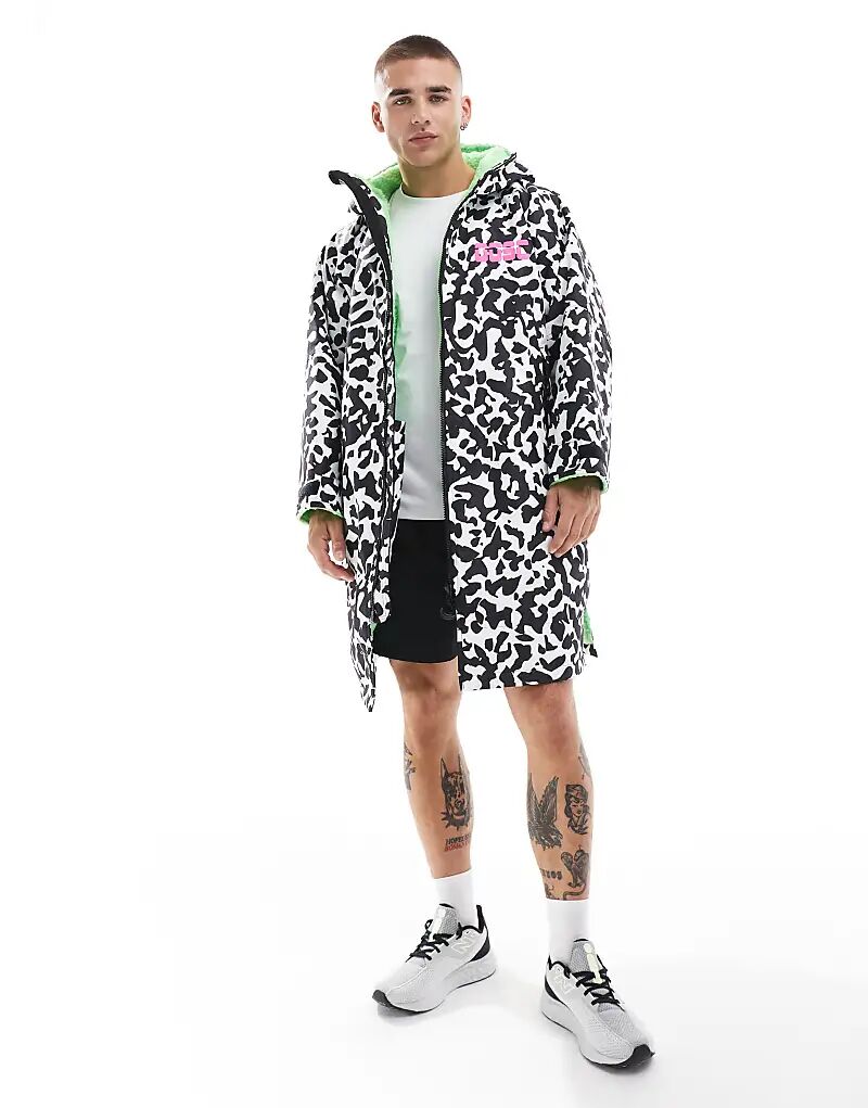 Халат для переодевания OOSC Penfold Sherpa с коровьим принтом
Халат для переодевания OOSC Penfold Sherpa с коровьим принтом