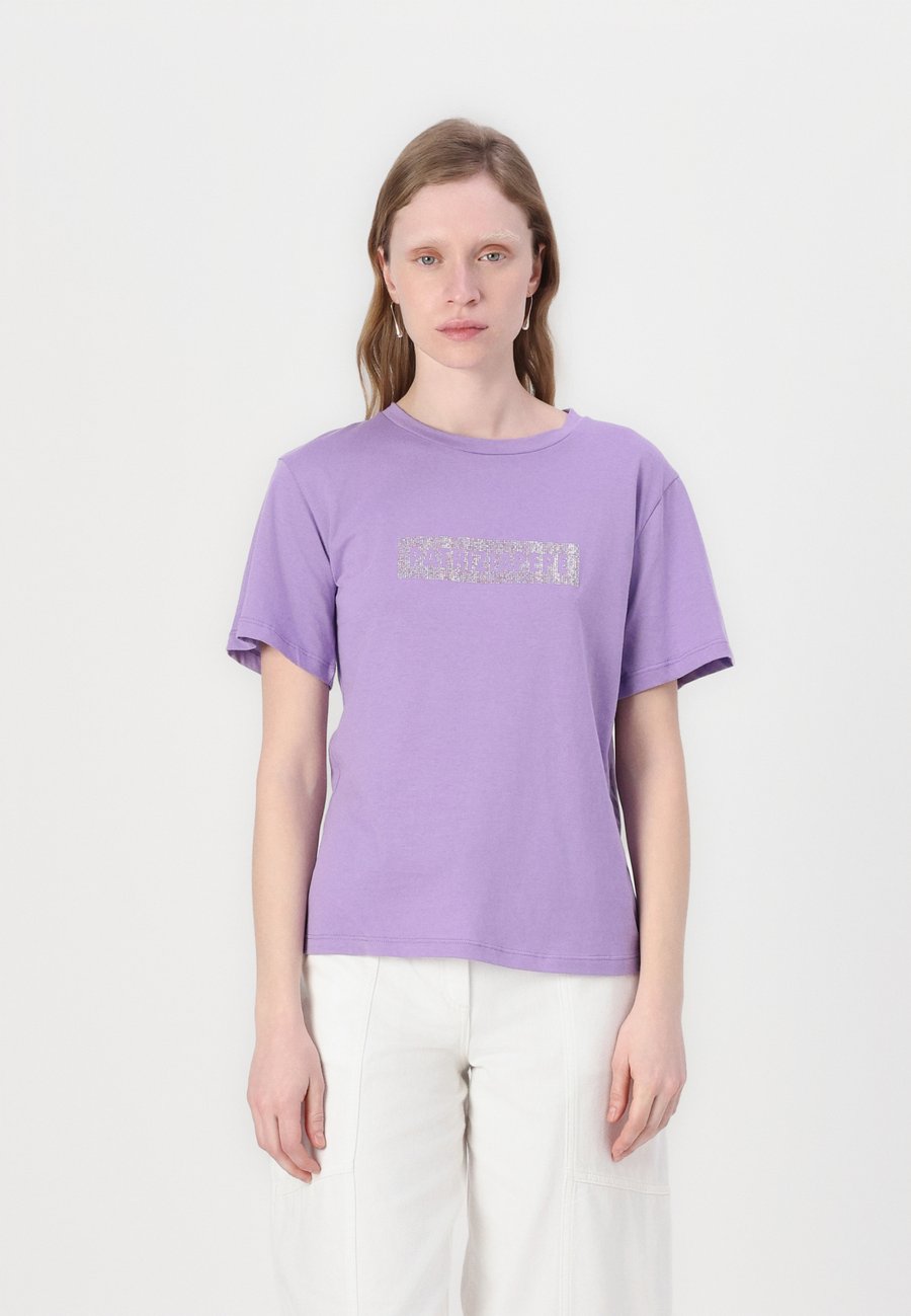 Футболка Patrizia Pepe MAGLIA, Glam Lilac/Lilac, Фиолетовый, Футболка Patrizia Pepe MAGLIA, Glam Lilac/Lilac
Футболка Patrizia Pepe MAGLIA, Glam Lilac/Lilac, Фиолетовый, Футболка Patrizia Pepe MAGLIA, Glam Lilac/Lilac