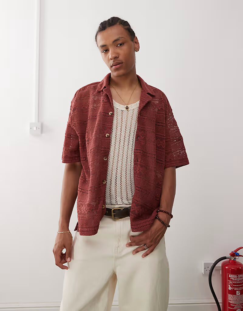 Рубашка с короткими рукавами, выполненная крючком из кружева, ограниченный тираж,, бордового цвета Reclaimed Vintage
Рубашка с короткими рукавами, выполненная крючком из кружева, ограниченный тираж,, бордового цвета Reclaimed Vintage