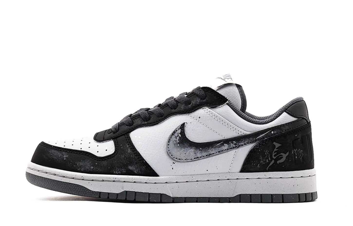 Nike Кроссовки для скейтбординга Big Genuine Leather низкие унисекс черные с усиленной амортизацией и защитой от истирания
Nike Кроссовки для скейтбординга Big Genuine Leather низкие унисекс черные с усиленной амортизацией и защитой от истирания