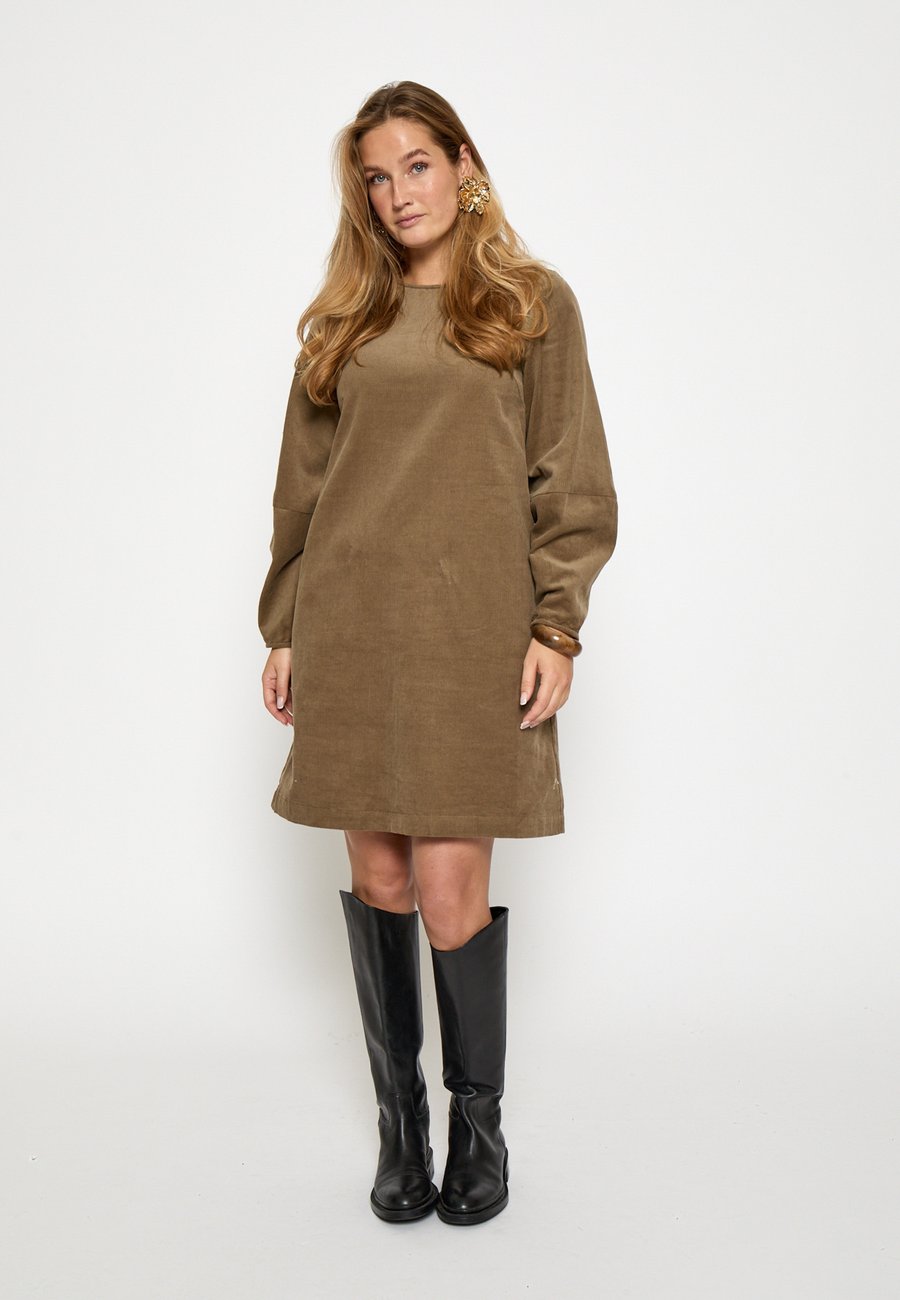 Платье Desires JOLENE SHORT , Walnut Brown/Brown
Платье Desires JOLENE SHORT , Walnut Brown/Brown