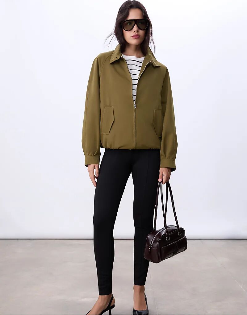 Куртка-бомбер Stradivarius свободного кроя зеленого цвета
Куртка-бомбер Stradivarius свободного кроя зеленого цвета