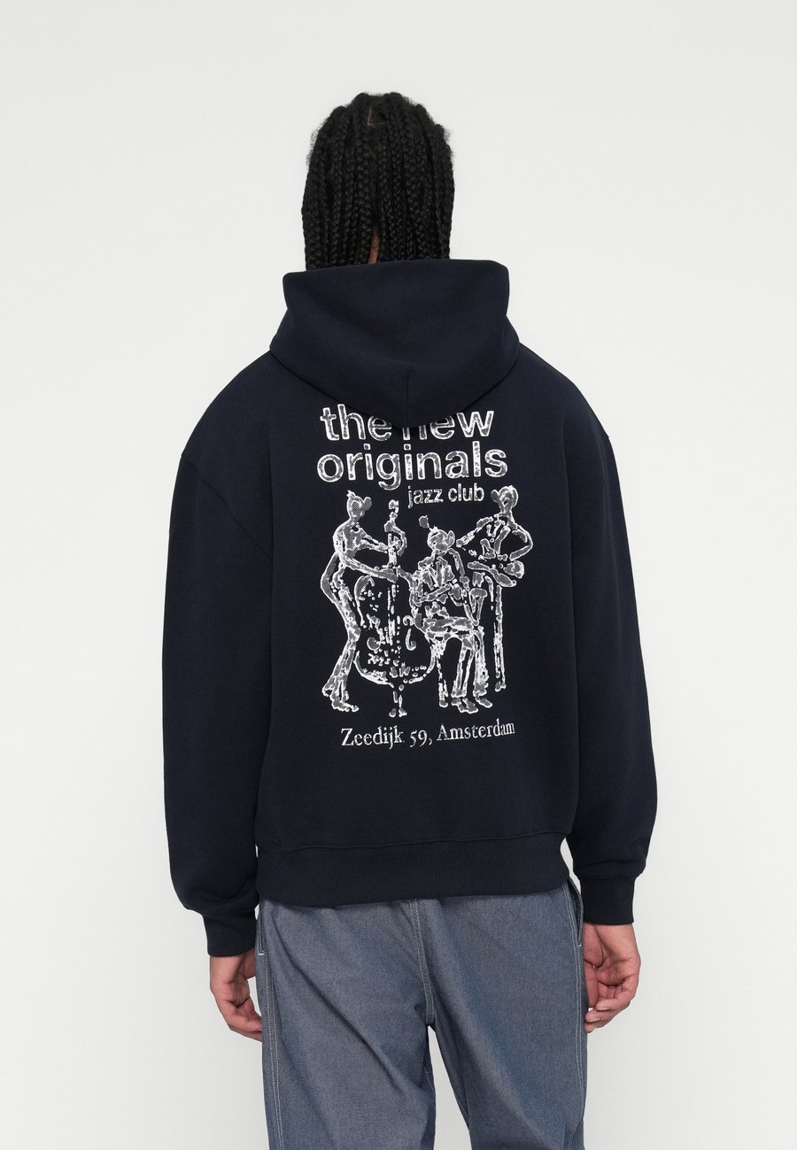Толстовка The New Originals JAZZ CLUB HOODIE, Navy/Dark Blue
Толстовка The New Originals JAZZ CLUB HOODIE, Navy/Dark Blue