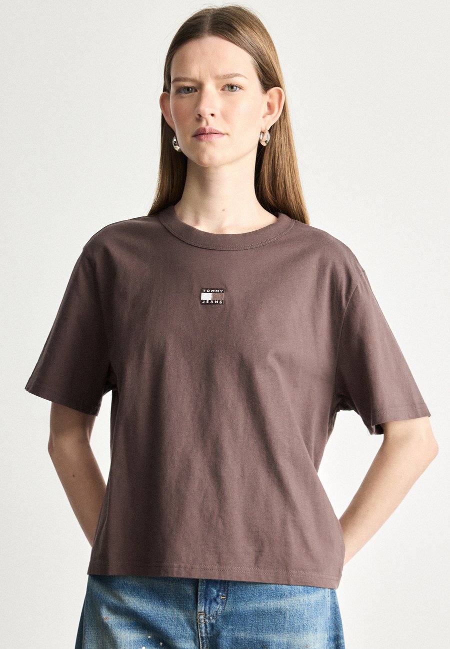 Футболка Tommy Jeans BADGE TEE, Black Walnut/Brown, Черный, Футболка Tommy Jeans BADGE TEE, Black Walnut/Brown
Футболка Tommy Jeans BADGE TEE, Black Walnut/Brown, Черный, Футболка Tommy Jeans BADGE TEE, Black Walnut/Brown