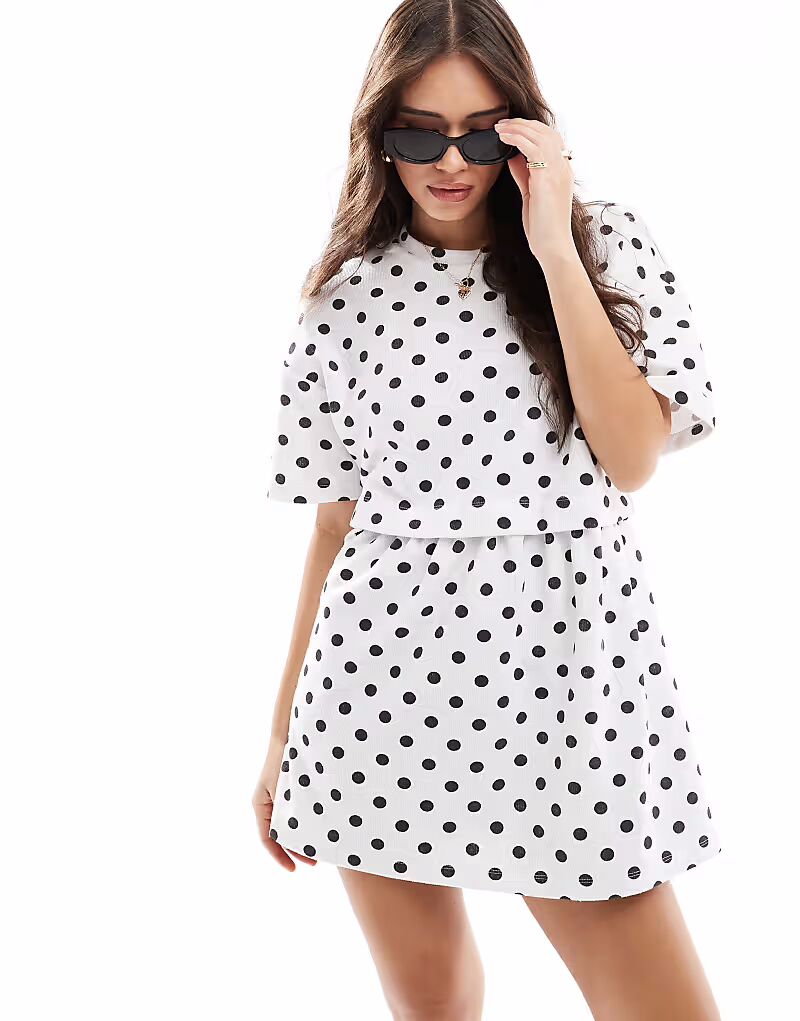 Платье-халат Miss Selfridge с короткими рукавами и многослойным узором в горошек 
Платье-халат Miss Selfridge с короткими рукавами и многослойным узором в горошек