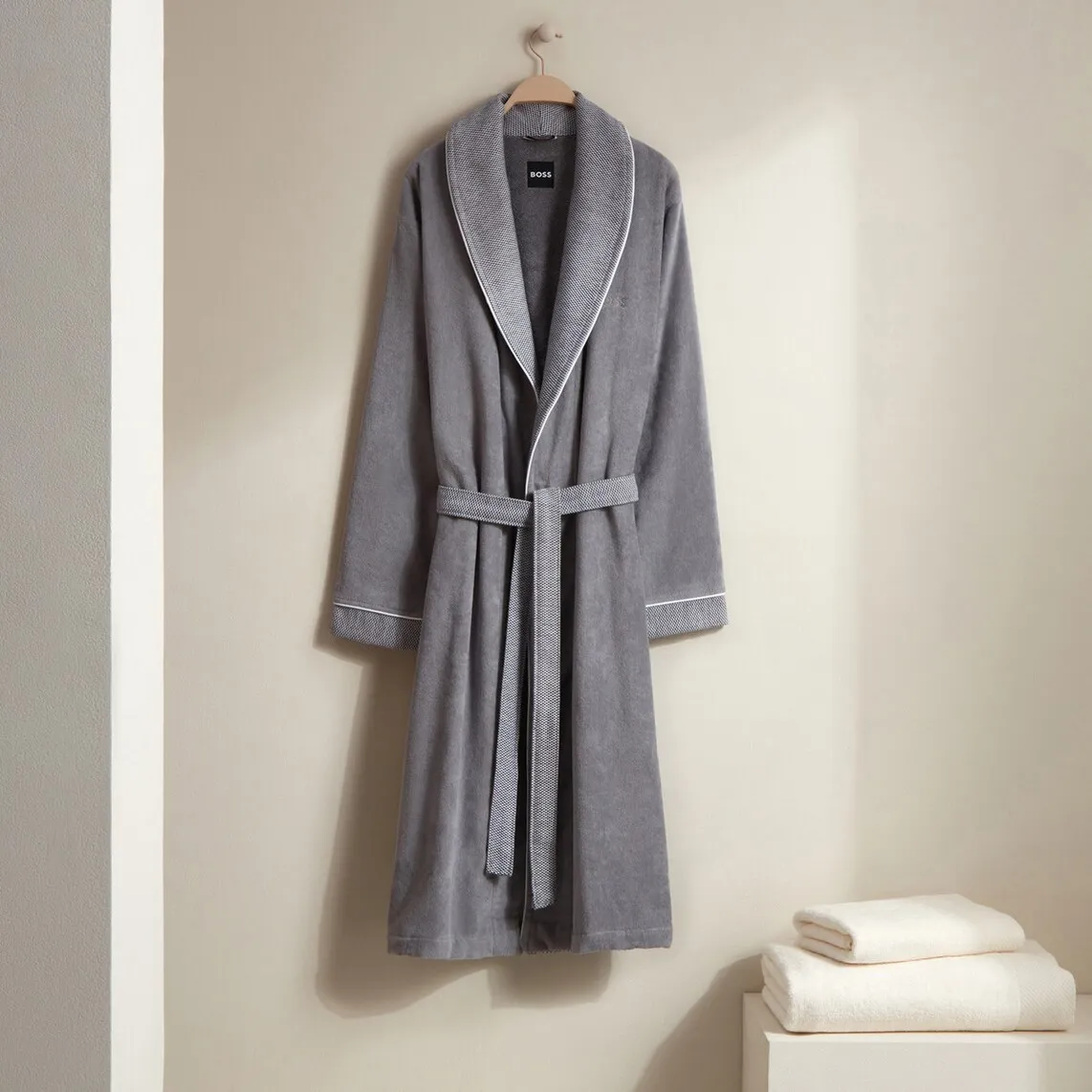 Хлопковый халат-смокинг 420 гр/м2 Lord Hugo Boss, серый
Хлопковый халат-смокинг 420 гр/м2 Lord Hugo Boss, серый