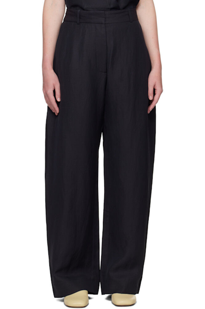 Льняные брюки Myers темно-синего цвета Studio Nicholson
Льняные брюки Myers темно-синего цвета Studio Nicholson