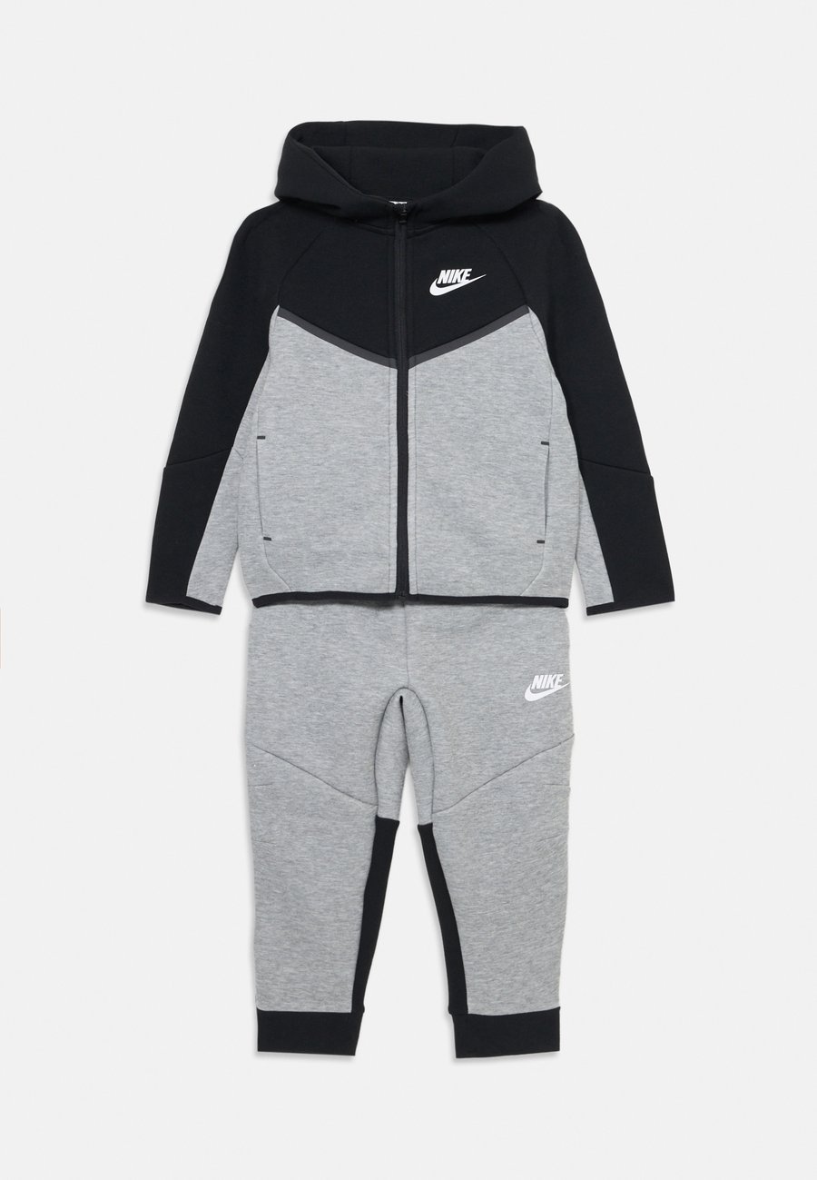 Толстовка Nike Sportswear TECH SET UNISEX, Dark Grey/Black/Dark Grey
Толстовка Nike Sportswear TECH SET UNISEX, Dark Grey/Black/Dark Grey