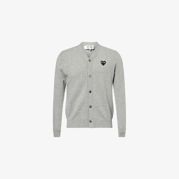 Кардиган Comme Des Garcons Play с V-образным вырезом и вышитым логотипом, серый
Кардиган Comme Des Garcons Play с V-образным вырезом и вышитым логотипом, серый