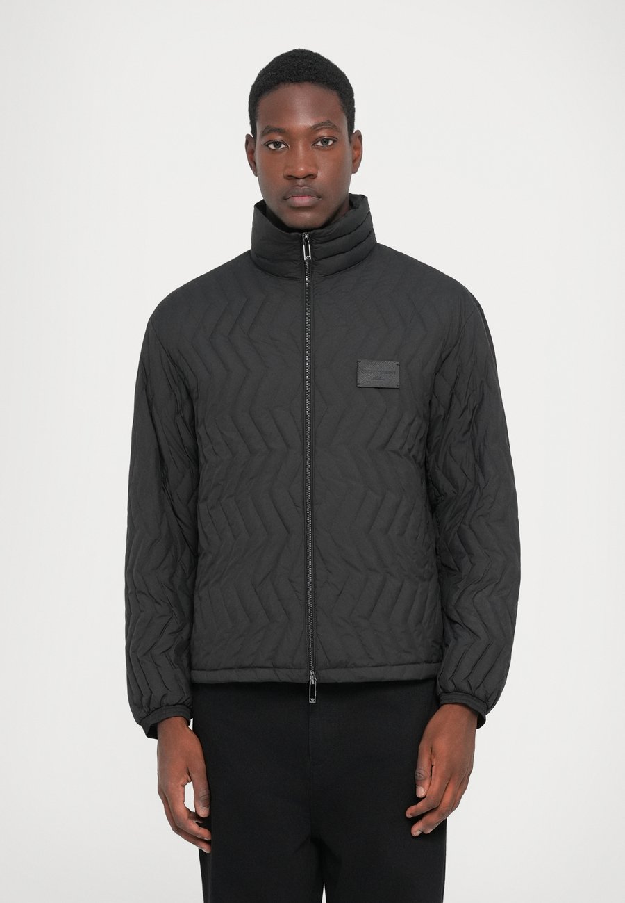 Куртка Emporio Armani DOWN JACKET, Black Beauty/Black
Куртка Emporio Armani DOWN JACKET, Black Beauty/Black