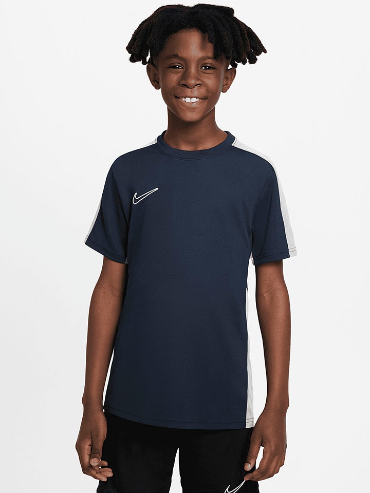 Тренировочная футболка темно-синего цвета Nike Sportswear
Тренировочная футболка темно-синего цвета Nike Sportswear