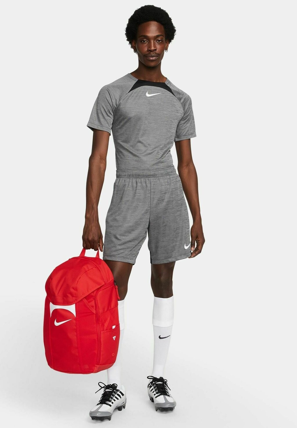 Рюкзак IL MALTEMPO NON TI IMPEDISCE DI ALLENARTI E NON DOVREBBE IMPEDIRTI DI MANTENERE ASCIUTTI I Nike, цвет rosso
Рюкзак IL MALTEMPO NON TI IMPEDISCE DI ALLENARTI E NON DOVREBBE IMPEDIRTI DI MANTENERE ASCIUTTI I Nike, цвет rosso