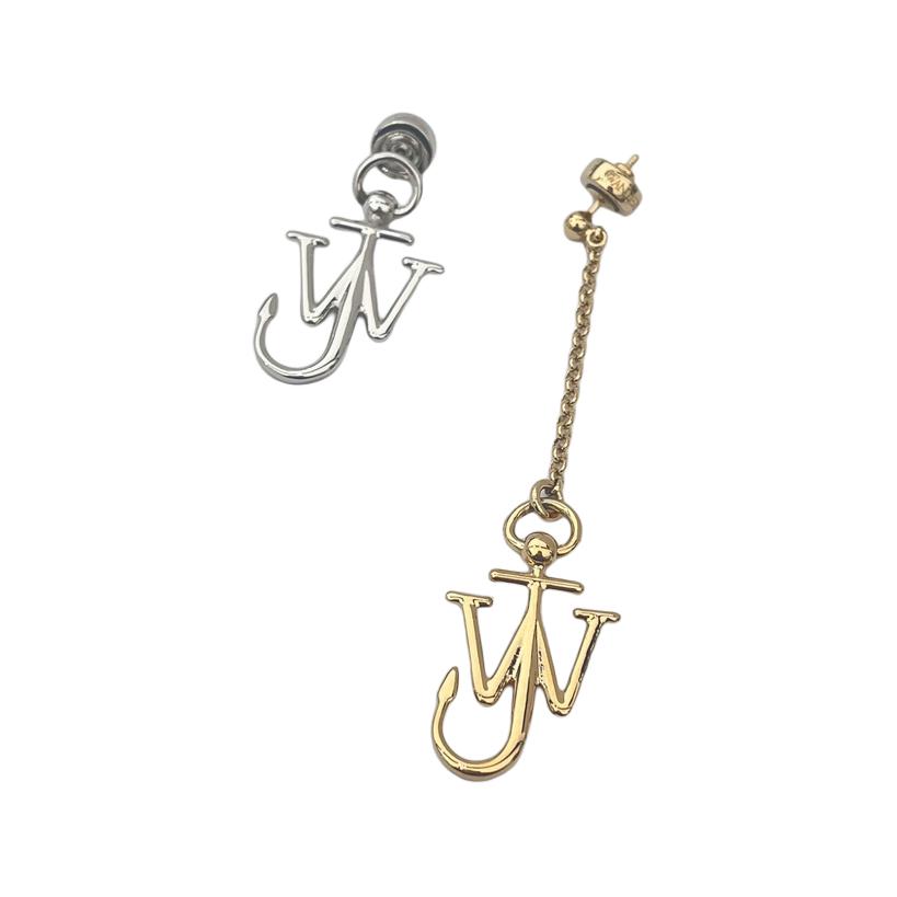 Асимметричные серьги с подвеской Logo JW Anderson
Асимметричные серьги с подвеской Logo JW Anderson