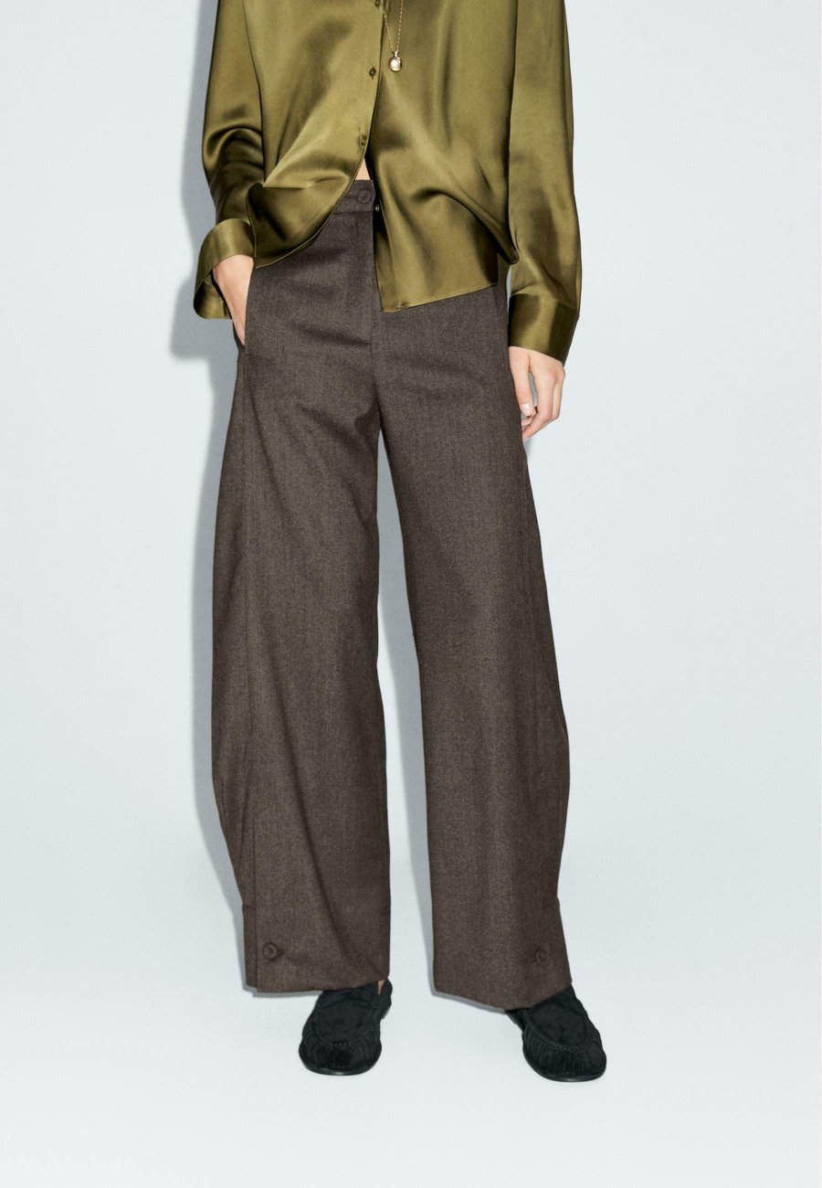 Брюки Massimo Dutti BARREL FIT , Dark Brown
Брюки Massimo Dutti BARREL FIT , Dark Brown