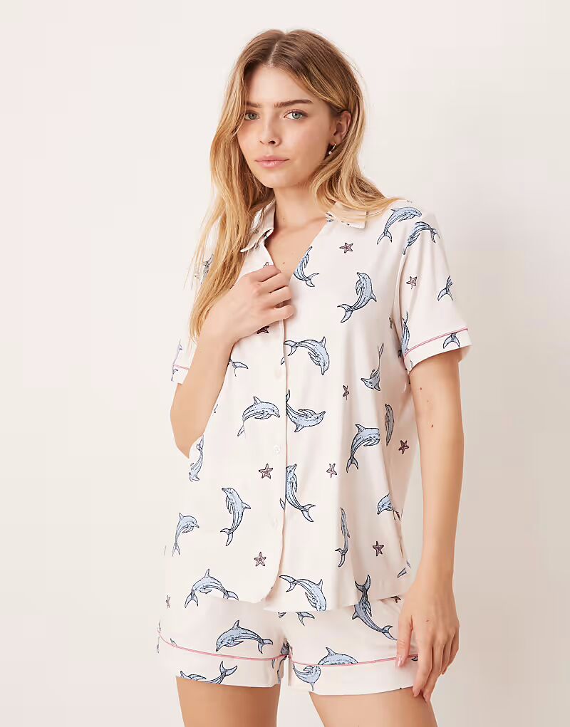 Комплект из полиэстера с короткими рукавами и шортами Chelsea Peers с принтом дельфинов
Комплект из полиэстера с короткими рукавами и шортами Chelsea Peers с принтом дельфинов
