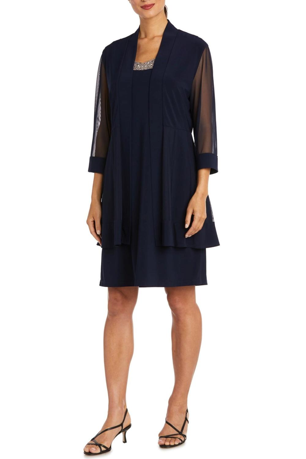 Комплект из украшенного жакета с рукавами 3/4 и платья в темно-синем цвете R&M Richards
Комплект из украшенного жакета с рукавами 3/4 и платья в темно-синем цвете R&M Richards