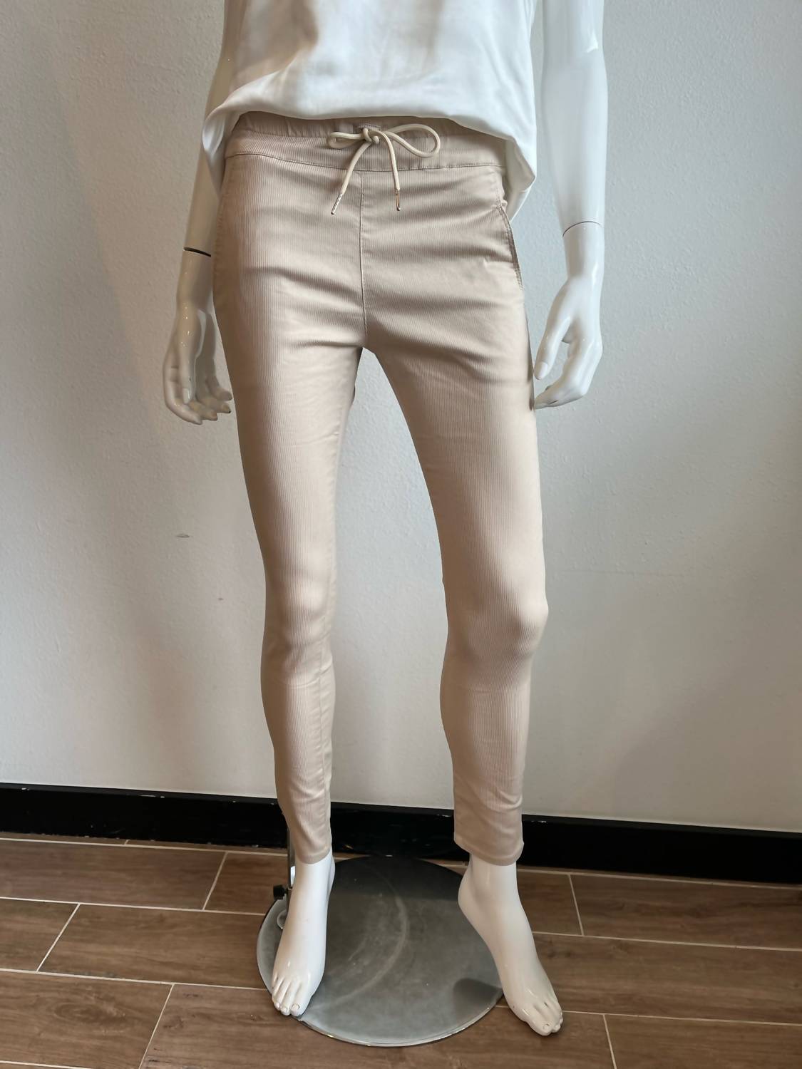 Женские брюки Shely с высокой посадкой в бежевую полоску BEVY FLOG 
Женские брюки Shely с высокой посадкой в бежевую полоску BEVY FLOG