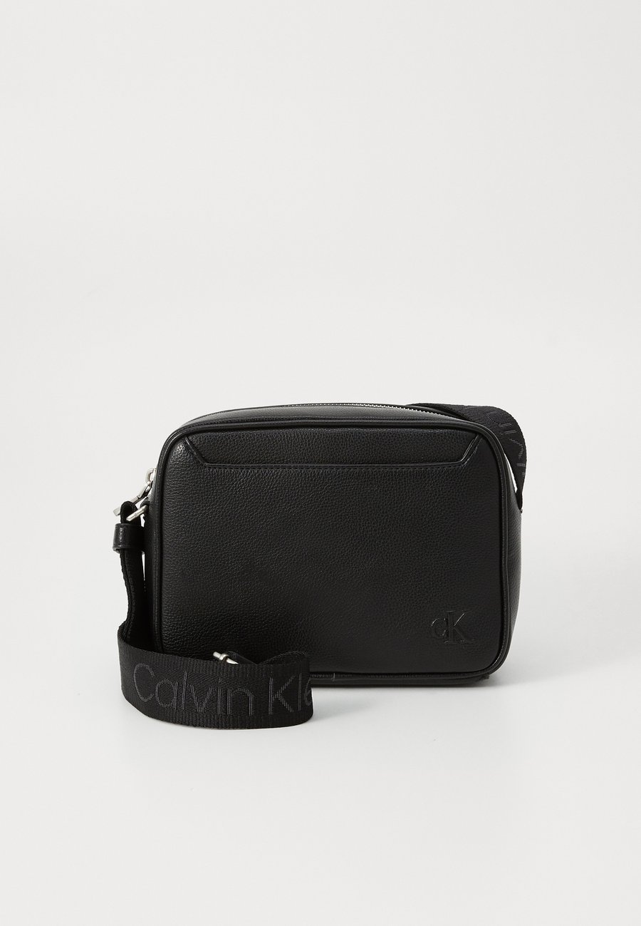 Сумка кросс-боди Calvin Klein WEBBING STRAP CAMERA BAG, Black
Сумка кросс-боди Calvin Klein WEBBING STRAP CAMERA BAG, Black