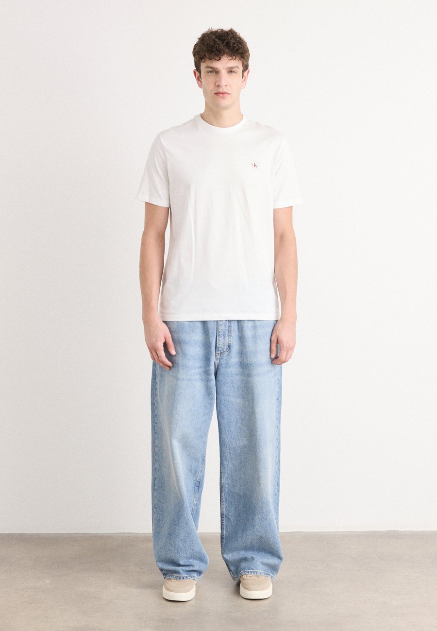 Футболка Calvin Klein Jeans BADGE TEE 2 PACK, Bright White/Dark Sapphire/White
Футболка Calvin Klein Jeans BADGE TEE 2 PACK, Bright White/Dark Sapphire/White