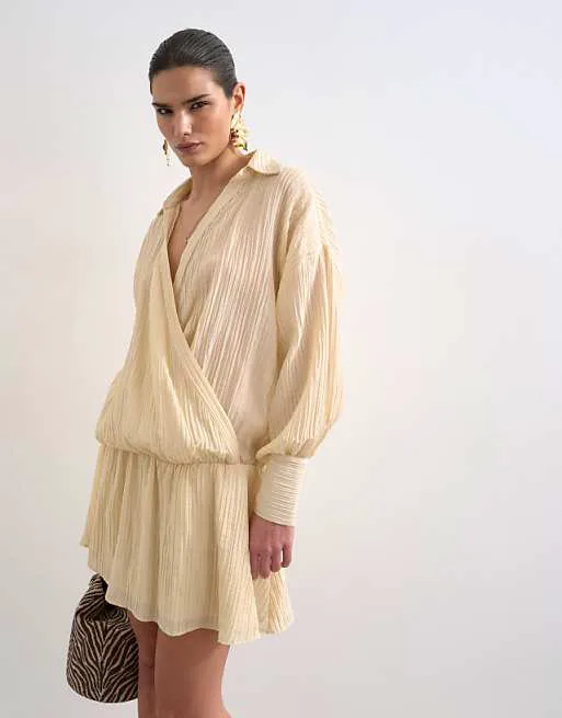 Белое фактурное платье-рубашка с заниженной талией и запахом Topshop
Белое фактурное платье-рубашка с заниженной талией и запахом Topshop