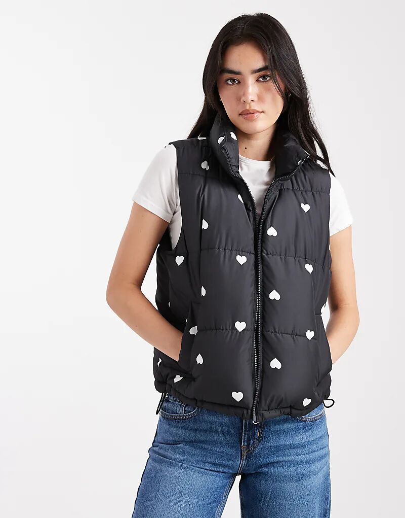 Нейлоновый жилет Hollister в черном цвете с сердечками
Нейлоновый жилет Hollister в черном цвете с сердечками