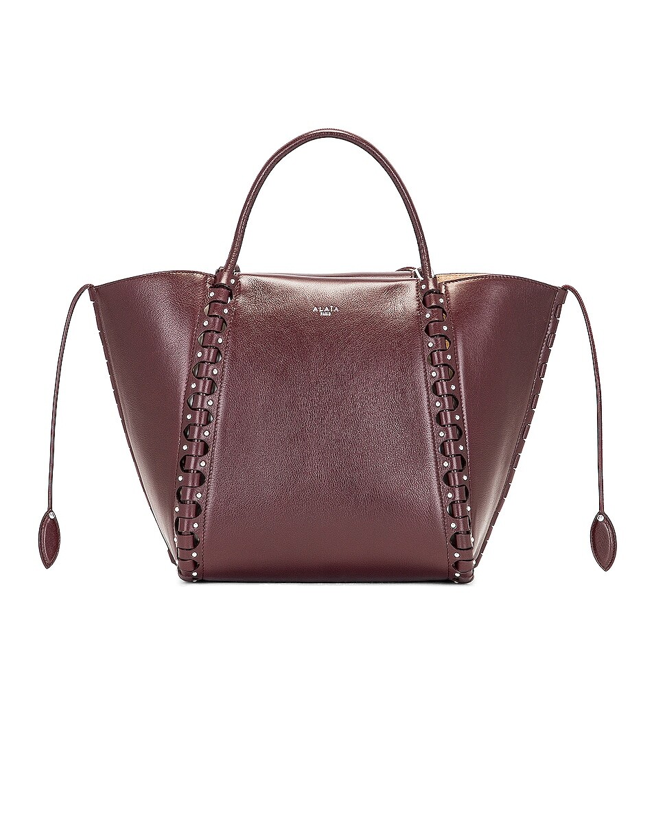 Сумка-тоут Alaïa Le Hinge, цвет Almandite
Сумка-тоут Alaïa Le Hinge, цвет Almandite