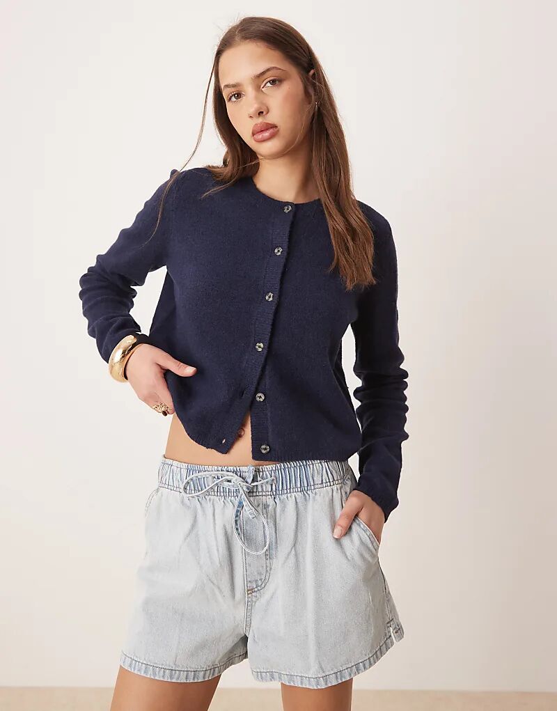 Шерстяной кардиган JDY с круглым вырезом темно-синего цвета
Шерстяной кардиган JDY с круглым вырезом темно-синего цвета