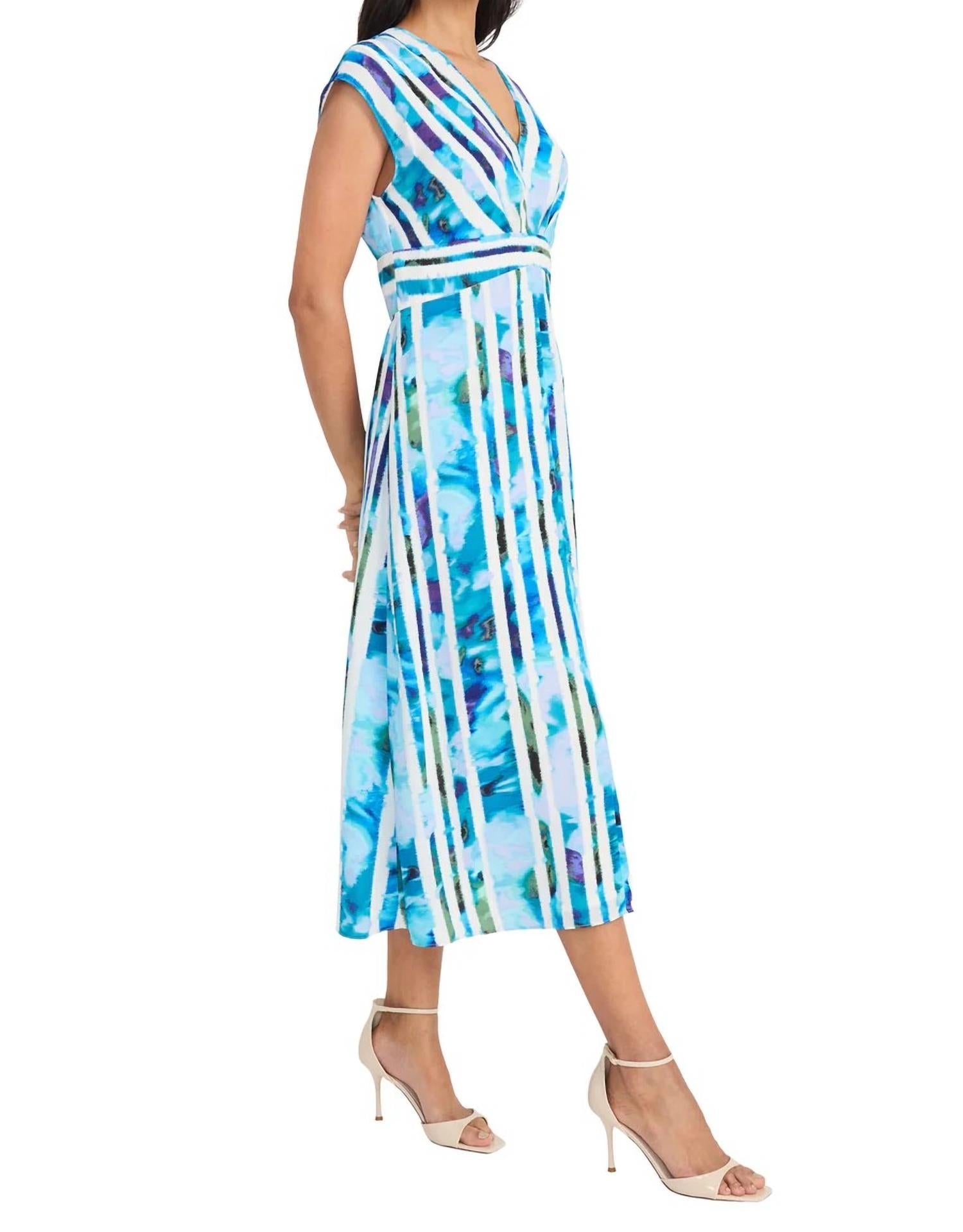 Капризный миди-сарафан с V-образным вырезом и короткими рукавами в голубом цвете Breeze Blue с принтом Maggy London
Капризный миди-сарафан с V-образным вырезом и короткими рукавами в голубом цвете Breeze Blue с принтом Maggy London